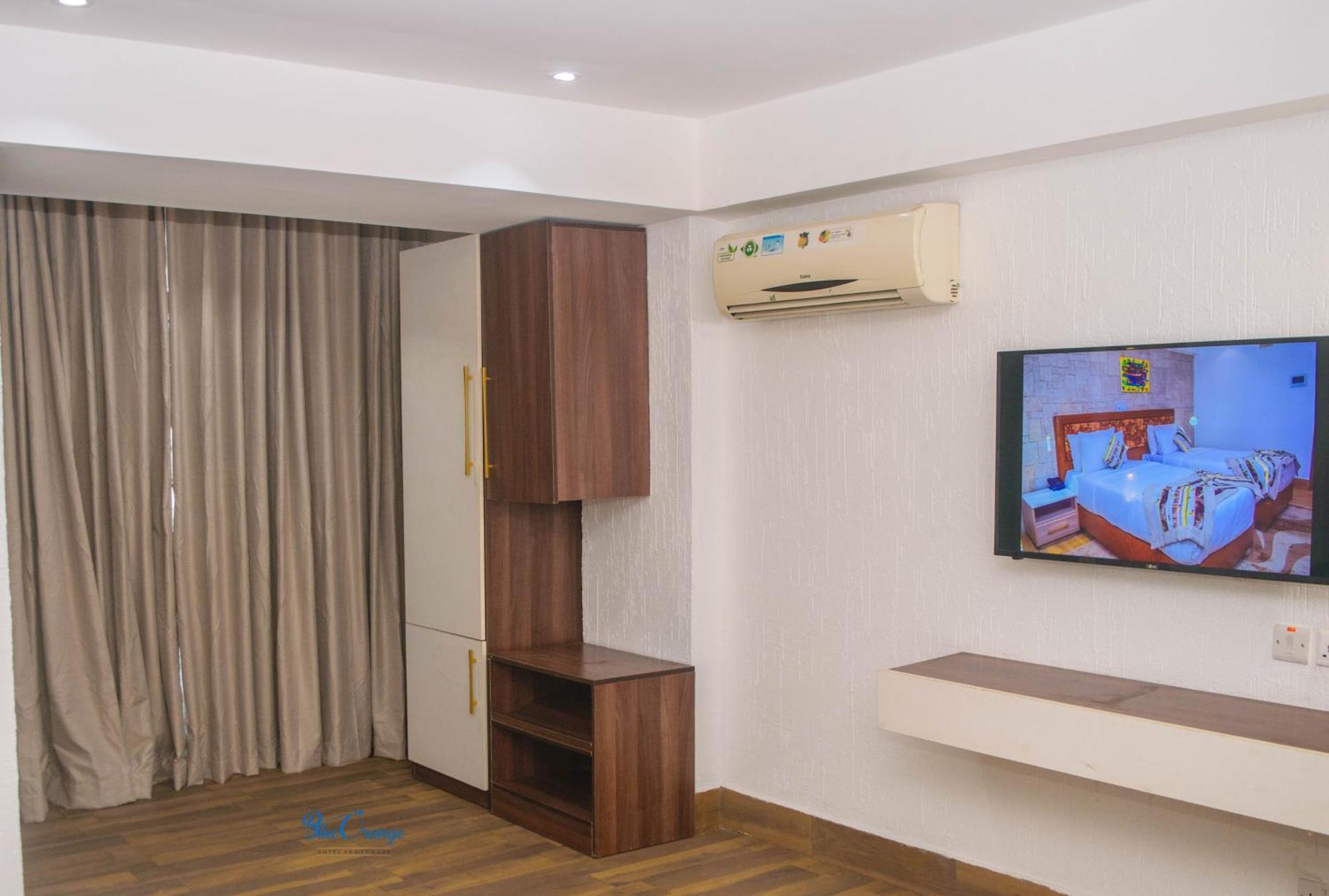 Blue Orange Hotel And Towers Shomolu Exterior photo